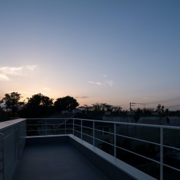 駒沢の家〜真っ白で明るいシンプルな家〜 (バルコニーからの眺望)