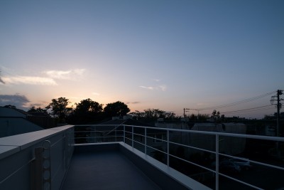 バルコニーからの眺望 (駒沢の家〜真っ白で明るいシンプルな家〜)