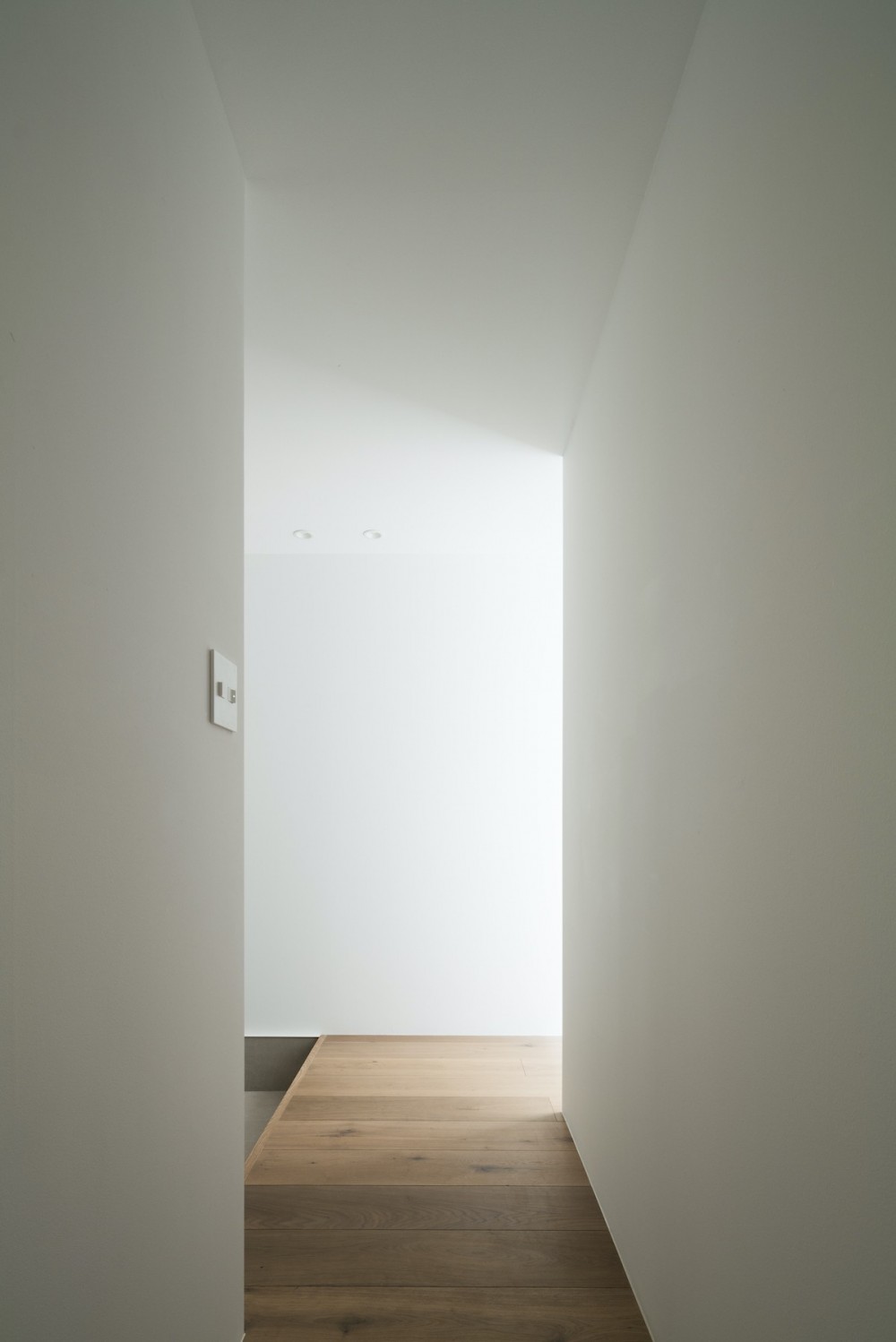 駒沢の家〜真っ白で明るいシンプルな家〜 (廊下)