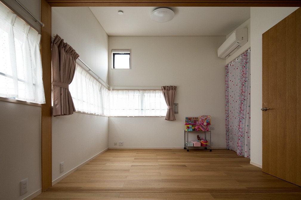 子供部屋事例：こども室（中庭に浮かぶバルコニーが家族をつなぐ二世帯住宅「バルコニーの家」）