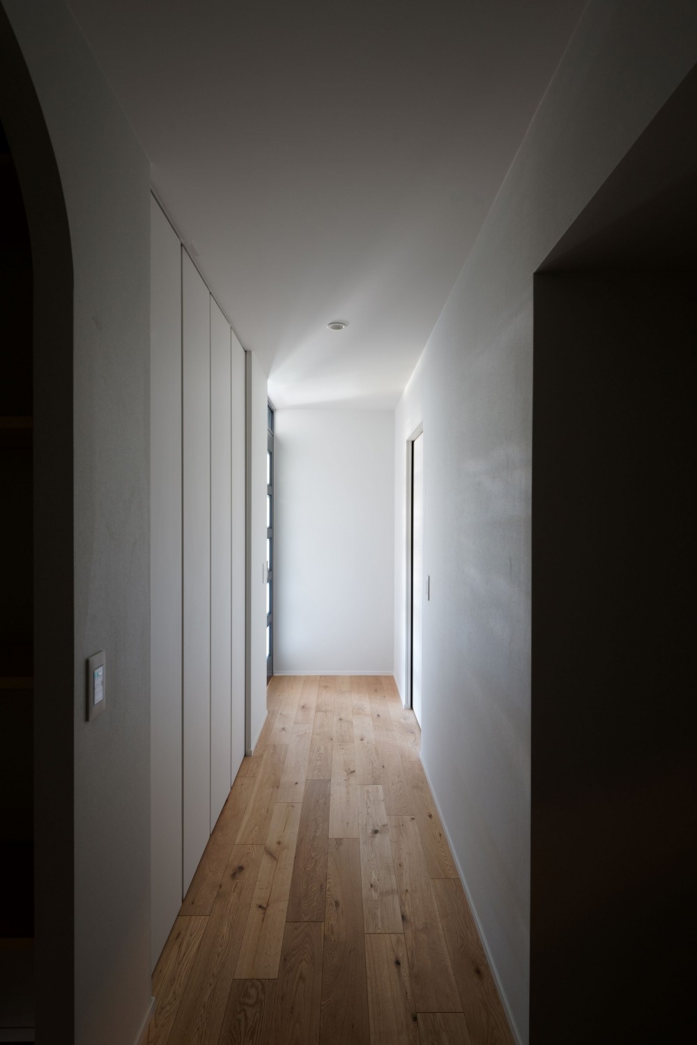 影光のヴィンテージ ～光のグラデーションで導く新しい住まい (廊下)