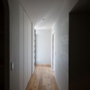 影光のヴィンテージ ～光のグラデーションで導く新しい住まいの写真 廊下