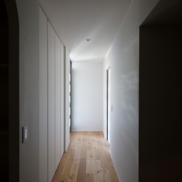 影光のヴィンテージ ～光のグラデーションで導く新しい住まい (廊下)