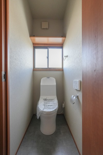 既存の木目に合わせたトイレ (後世へ紡ぐ古き良さを生かした、和モダンリノベーション)