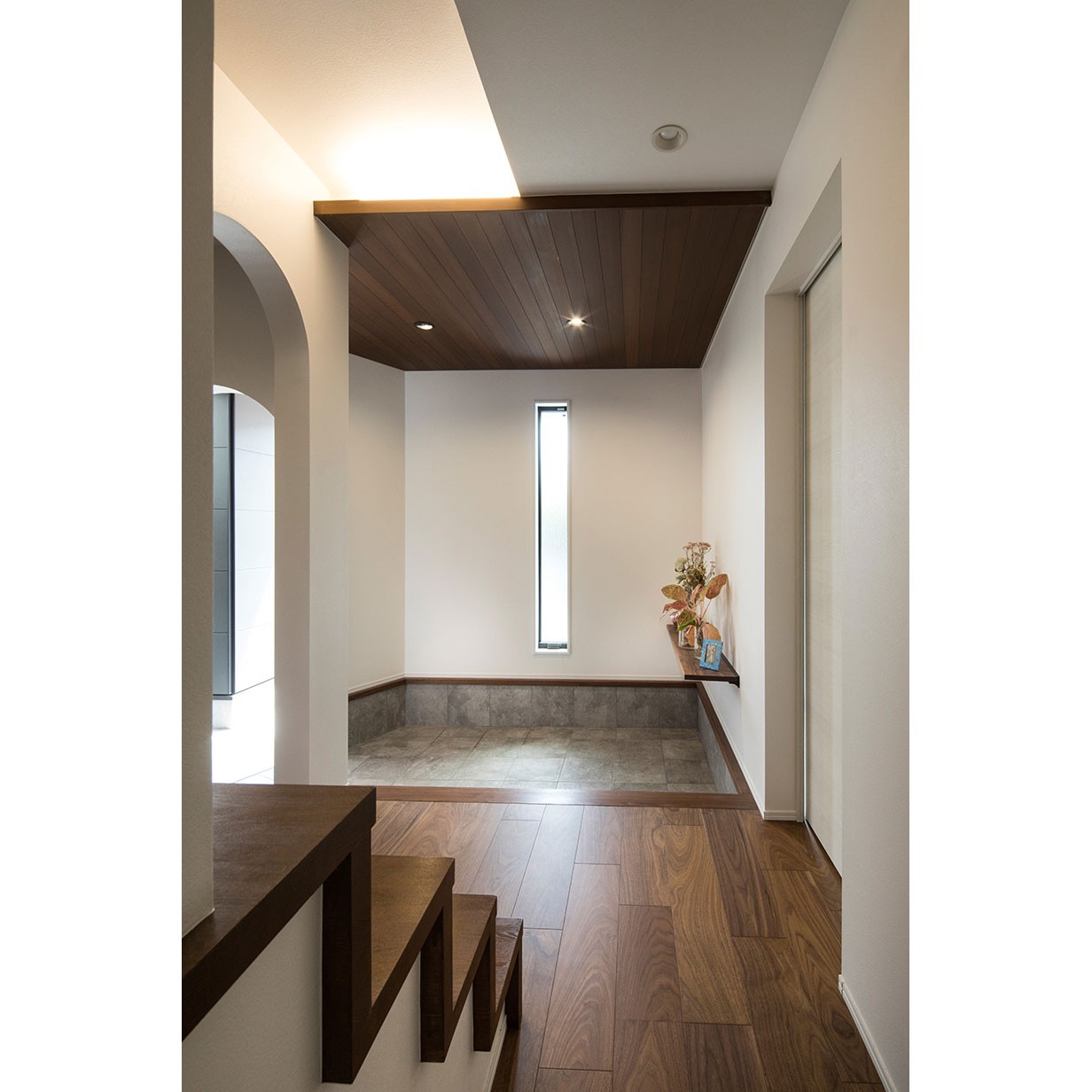 玄関事例：間接照明と木板天井の玄関ホール（青空リビングの家）