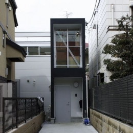 SU-HOUSE37  logi-c　建物に取り囲まれた旗竿地で、2つの中庭と吹抜で光と風を取り込む住宅 (外観)
