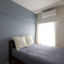 家族でくつろぐ広いリビングと、アクセントクロスが毎日テンションを上げてくれる。の写真 寝室はブルー系で
