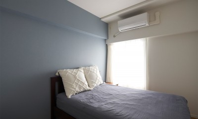 寝室はブルー系で｜家族でくつろぐ広いリビングと、アクセントクロスが毎日テンションを上げてくれる。