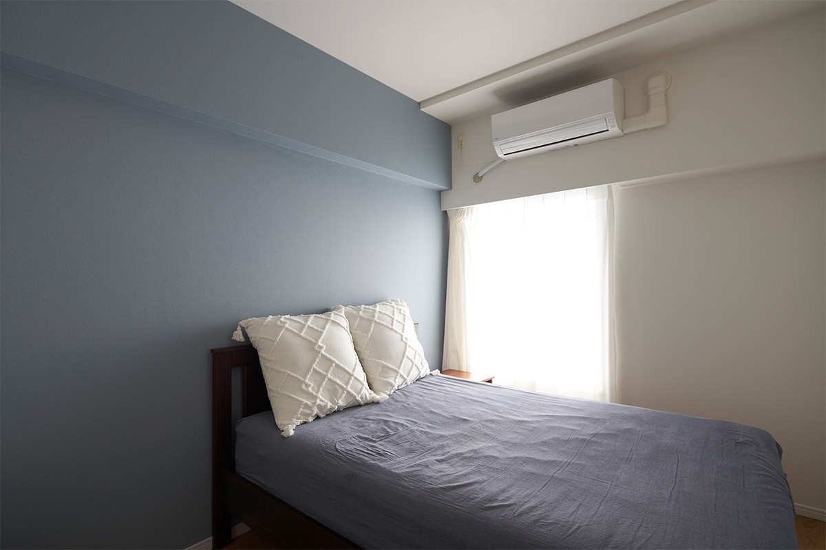 ベッドルーム事例：寝室はブルー系で（家族でくつろぐ広いリビングと、アクセントクロスが毎日テンションを上げてくれる。）
