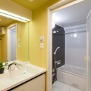 LESS is MORE（ “少ない”方が“豊か”）な空間が生み出す、モダンでスッキリした暮らしの写真 洗面室・バスルーム