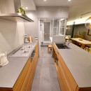 『これぞ無垢フローリング・リノベーション』 質感と風格が息づく、真の快適空間の写真 フルオーダーⅡ型キッチン