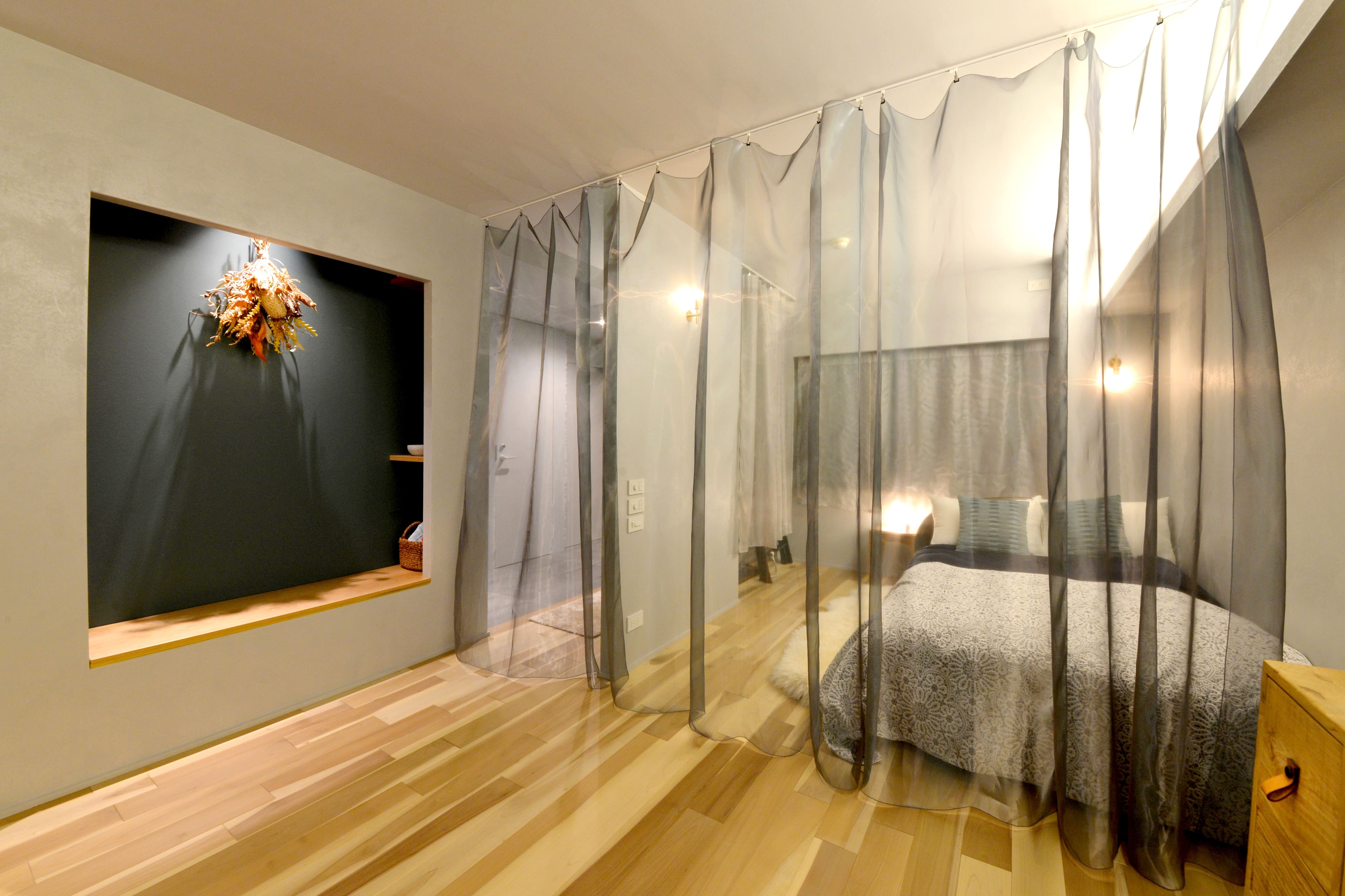 ベッドルーム事例：仕切りのない寝室（『これぞ無垢フローリング・リノベーション』 質感と風格が息づく、真の快適空間）