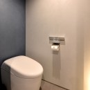 『これぞ無垢フローリング・リノベーション』 質感と風格が息づく、真の快適空間の写真 間接照明のトイレ