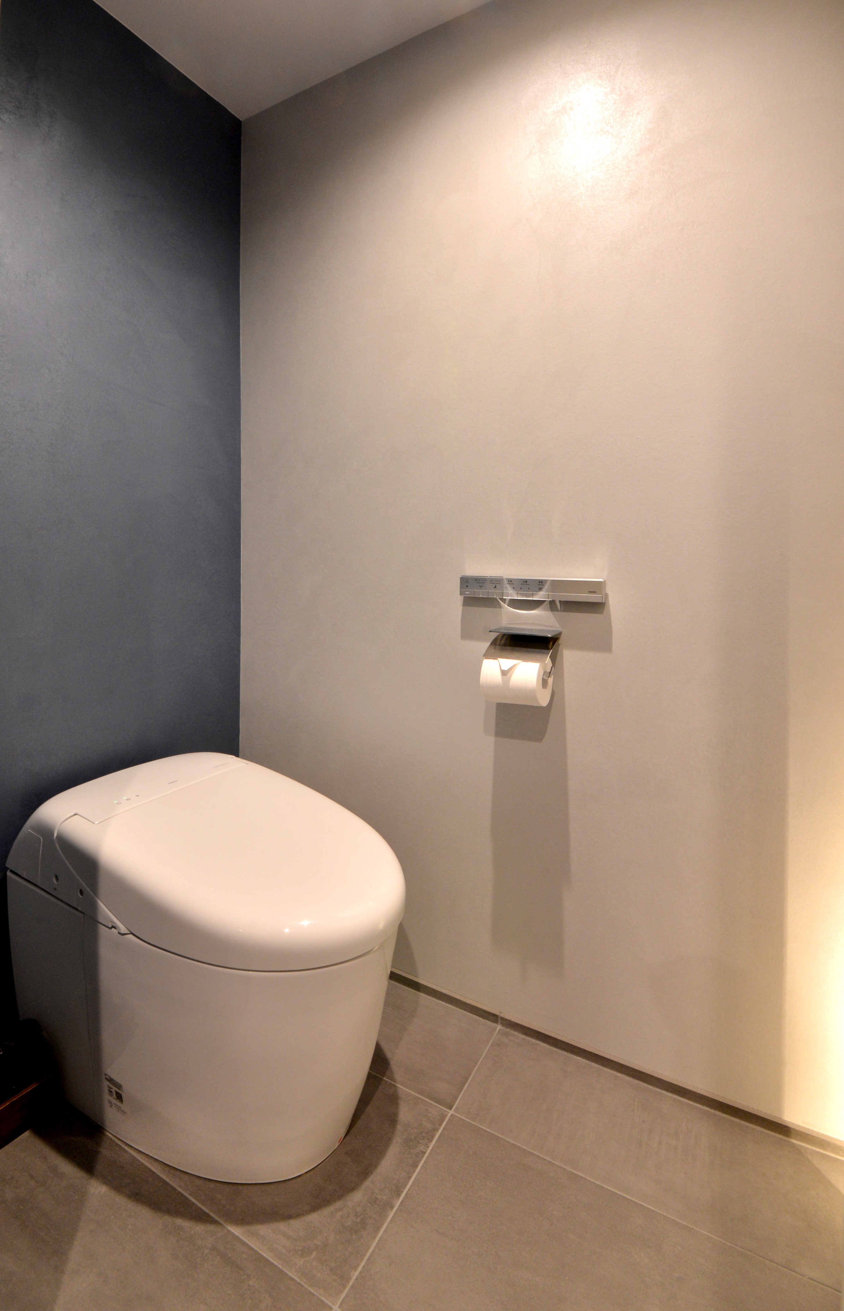 バス/トイレ事例：間接照明のトイレ（『これぞ無垢フローリング・リノベーション』 質感と風格が息づく、真の快適空間）