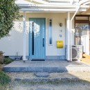 寄り添う2つのLDKの写真 外観をカリフォルニアスタイルにする水色の玄関ドアに、黄色のポストをアレンジ