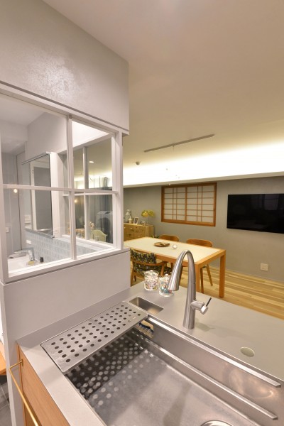 キッチン＆室内窓 (『これぞ無垢フローリング・リノベーション』 質感と風格が息づく、真の快適空間)