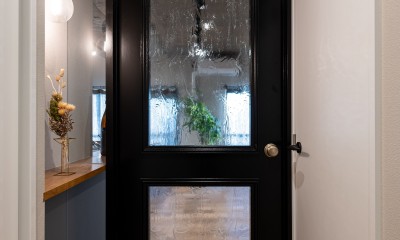 武骨なインダストリアルと木の温もり感じるナチュラルの調和 (完全オリジナルの造作ドア)