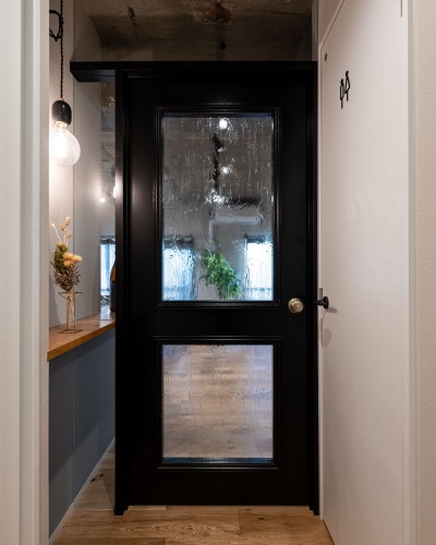 完全オリジナルの造作ドア (武骨なインダストリアルと木の温もり感じるナチュラルの調和)