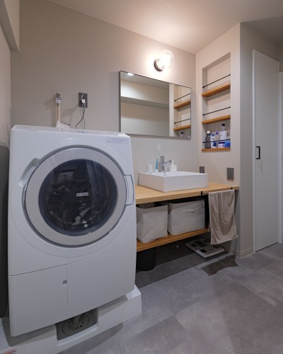 シンプルかつ実用的な洗面室 (武骨なインダストリアルと木の温もり感じるナチュラルの調和)