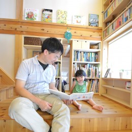 幅広のリビング階段で本読み (変形敷地に建つ無垢の家｜幅広の階段が楽しい家族の家)