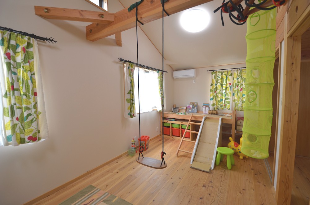 子供部屋事例：子供部屋は大きな一部屋の楽しいフリースペースとして（変形敷地に建つ無垢の家｜幅広の階段が楽しい家族の家）