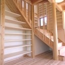 変形敷地に建つ無垢の家｜幅広の階段が楽しい家族の家の写真 階段下デッドスペースを利用した収納