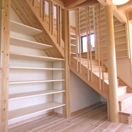 変形敷地に建つ無垢の家｜幅広の階段が楽しい家族の家 (階段下デッドスペースを利用した収納)