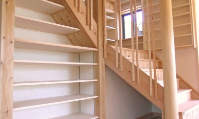 階段下デッドスペースを利用した収納｜変形敷地に建つ無垢の家｜幅広の階段が楽しい家族の家