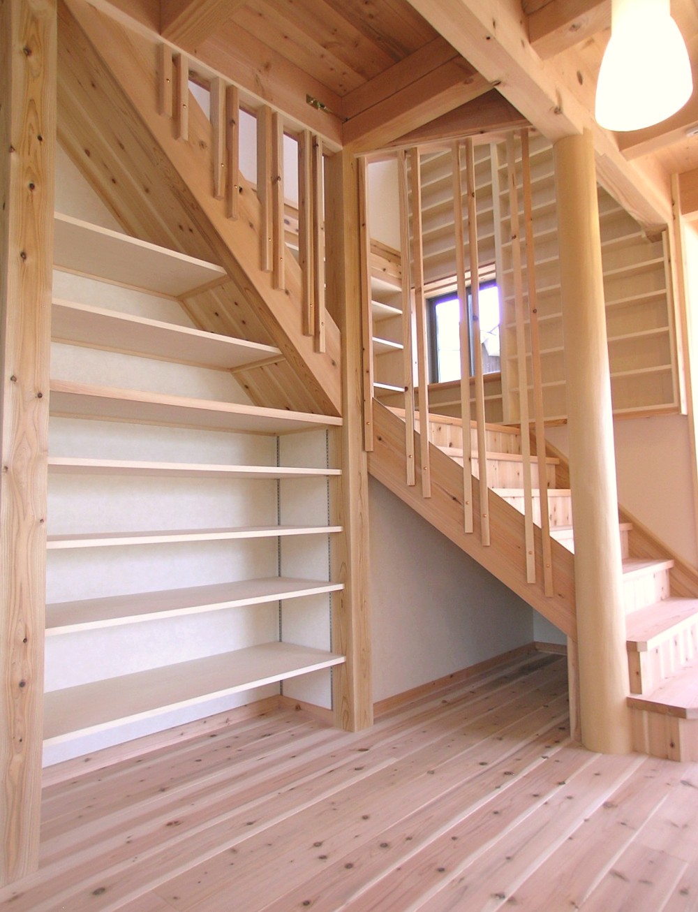 収納事例：階段下デッドスペースを利用した収納（変形敷地に建つ無垢の家｜幅広の階段が楽しい家族の家）