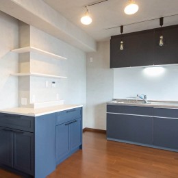カウンター収納＆飾り棚を新設してキッチンの機能性をアップ！ (築40年のマンションが暮らしを楽しむ、モダンな住まいに！)