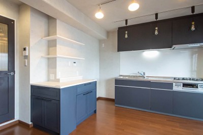 カウンター収納＆飾り棚を新設してキッチンの機能性をアップ！ (築40年のマンションが暮らしを楽しむ、モダンな住まいに！)