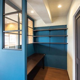 築40年のマンションが暮らしを楽しむ、モダンな住まいに！ (和室が、作り付けのデスクや書棚を設置したそのまま使えるモダンな書斎に生まれ変わりました。)