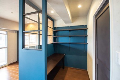 和室が、作り付けのデスクや書棚を設置したそのまま使えるモダンな書斎に生まれ変わりました。 (築40年のマンションが暮らしを楽しむ、モダンな住まいに！)