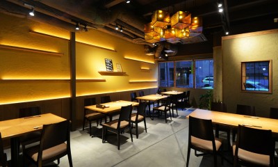 飲食店舗　全面リノベーション　(大阪市西区) (客席フロアは間接照明がアクセントです。)