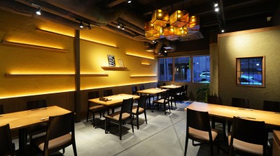 客席フロアは間接照明がアクセントです。 (飲食店舗　全面リノベーション　(大阪市西区))