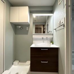 シンプルな洗面室 (母と終の住まいに購入したマンションのリフォーム)