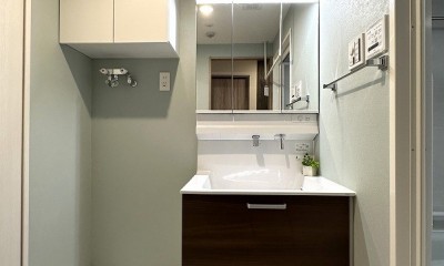 母と終の住まいに購入したマンションのリフォーム (シンプルな洗面室)
