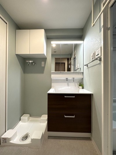 シンプルな洗面室 (母と終の住まいに購入したマンションのリフォーム)