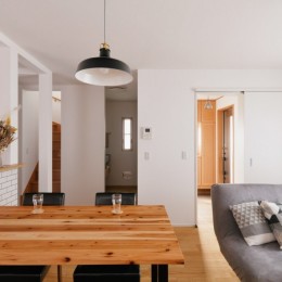 視線の広がるワンルームスタイルの1階LDK (間取りを変えたら暮らしやすい家が実現　～2人で立つキッチンと洗面室～)