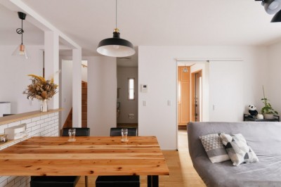 視線の広がるワンルームスタイルの1階LDK (間取りを変えたら暮らしやすい家が実現　～2人で立つキッチンと洗面室～)