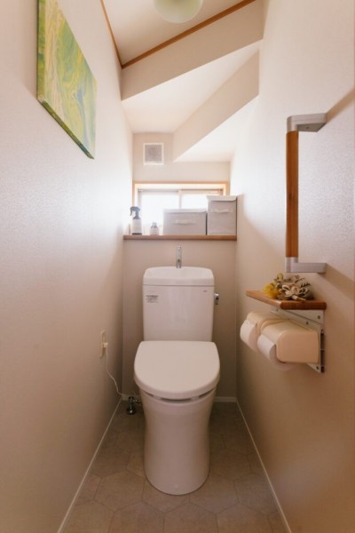 階段下というよりもおしゃれ天井のトイレ (間取りを変えたら暮らしやすい家が実現　～2人で立つキッチンと洗面室～)
