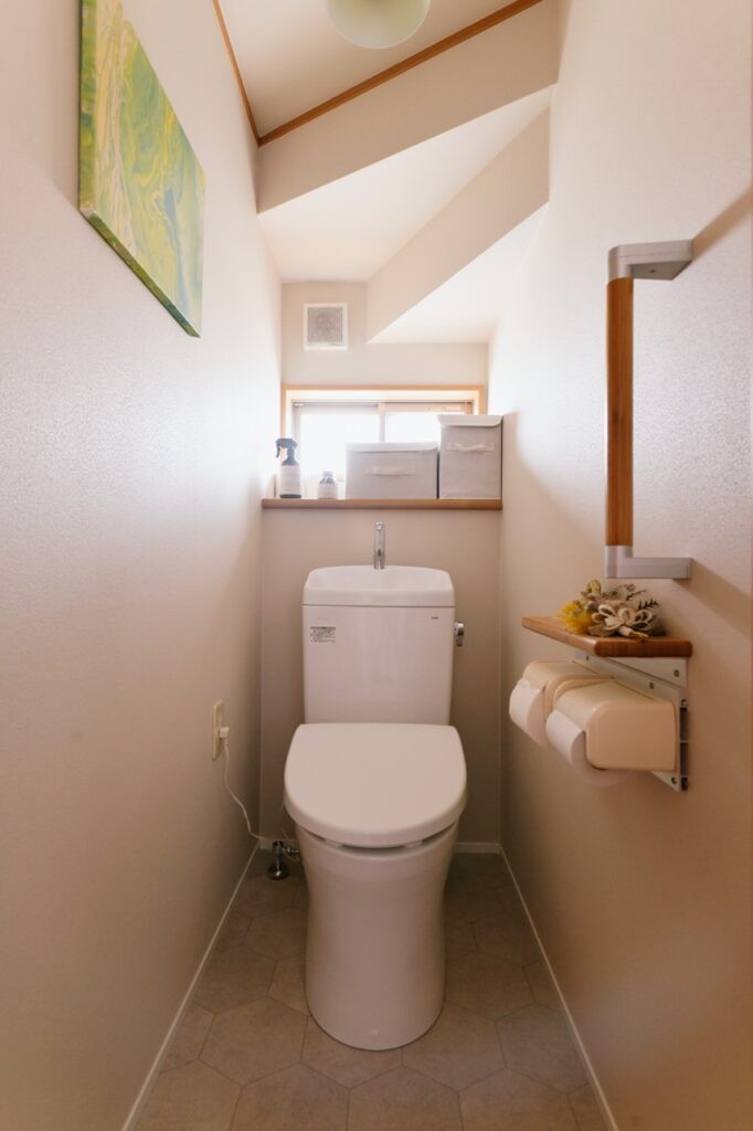 バス/トイレ事例：階段下というよりもおしゃれ天井のトイレ（間取りを変えたら暮らしやすい家が実現　～2人で立つキッチンと洗面室～）