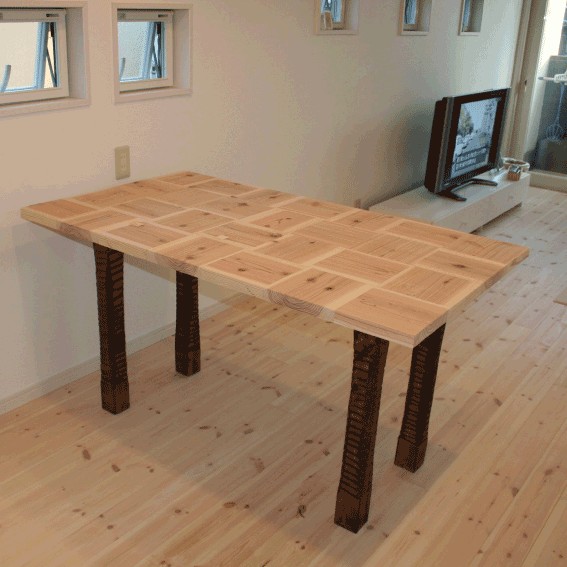 リビングダイニング事例：テーブル（【大阪府】狭小物件を広く見せる光が特徴的な戸建て住宅）