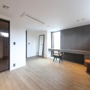 緑に囲まれたホテルライクな邸宅／東京都大田区の写真 書斎を兼ねたゆとりある主寝室