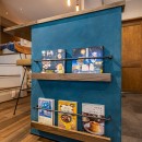 ロフトのあるお家、カフェライクのリノベーションの写真 お気に入りの本を飾るマガジンラック
