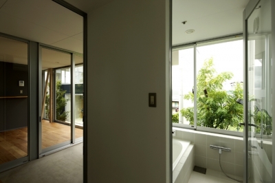 浴室 (RU-HOUSE2  archi-scape　広大な傾斜地の敷地を存分に楽しむための別荘)