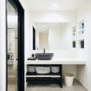光が降り注ぐ、ジャパンディスタイルの住まいの写真 洗面室