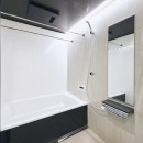 光が降り注ぐ、ジャパンディスタイルの住まいの写真 浴室