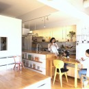 NEZU FLAT 〜都心３７㎡縦使い空間リノベーション〜の写真 キッチン天板とテーブル天板