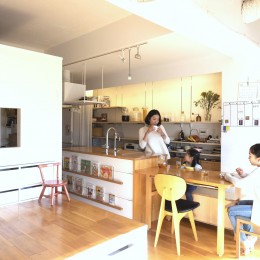 キッチン天板とテーブル天板 (NEZU FLAT 〜都心３７㎡縦使い空間リノベーション〜)